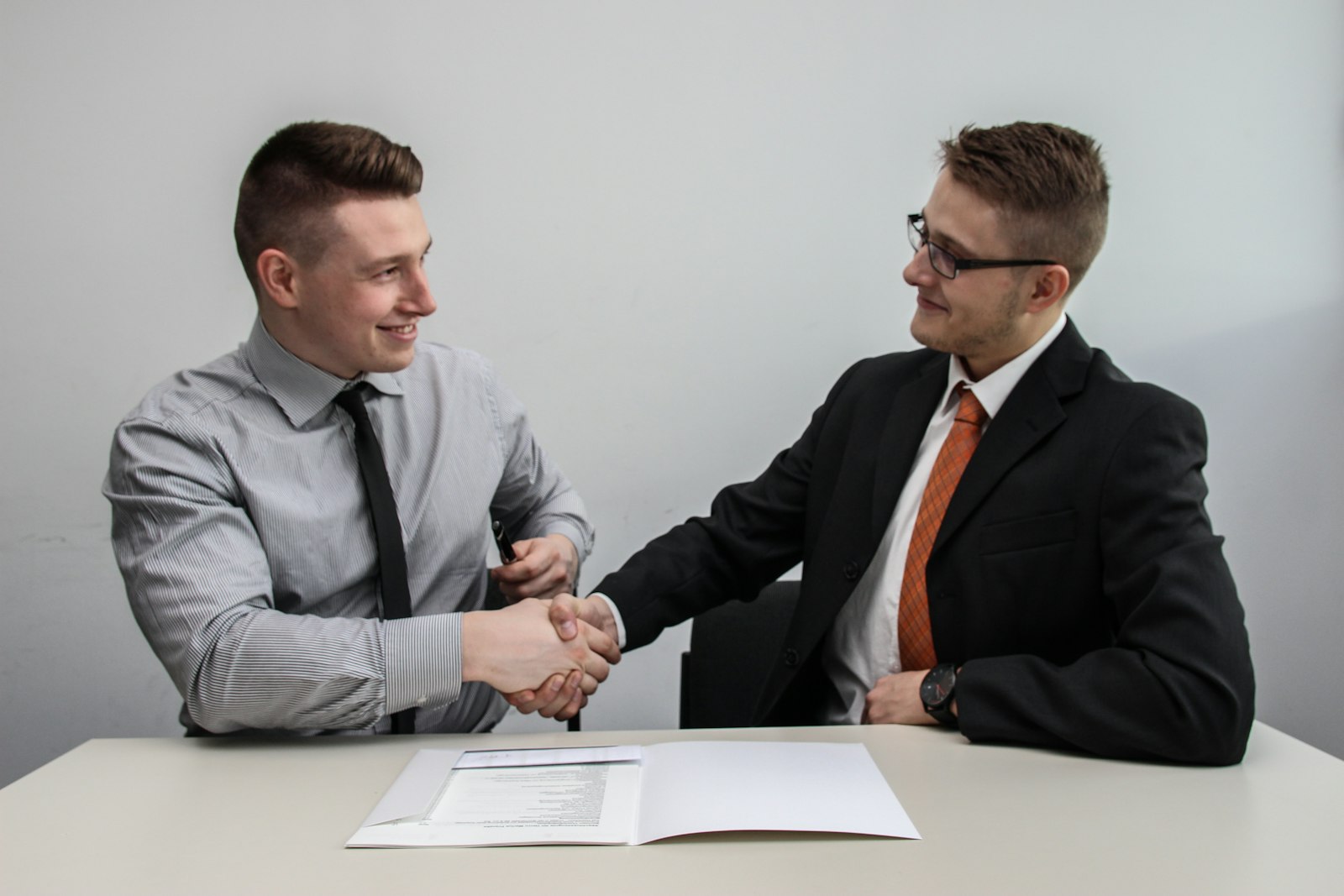 Beratungsgespräch mit Handschlag