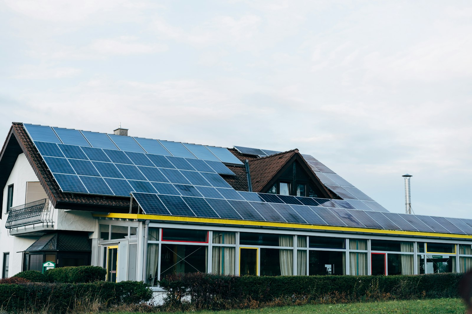 Haus mit Solaranlage als Symbol für Förderprogramme