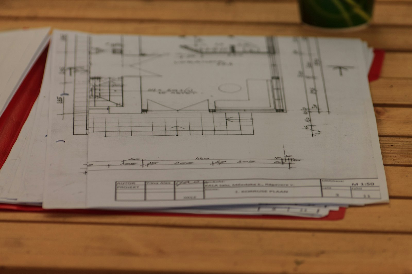 Bauplan und Architekturunterlagen auf einem Tisch